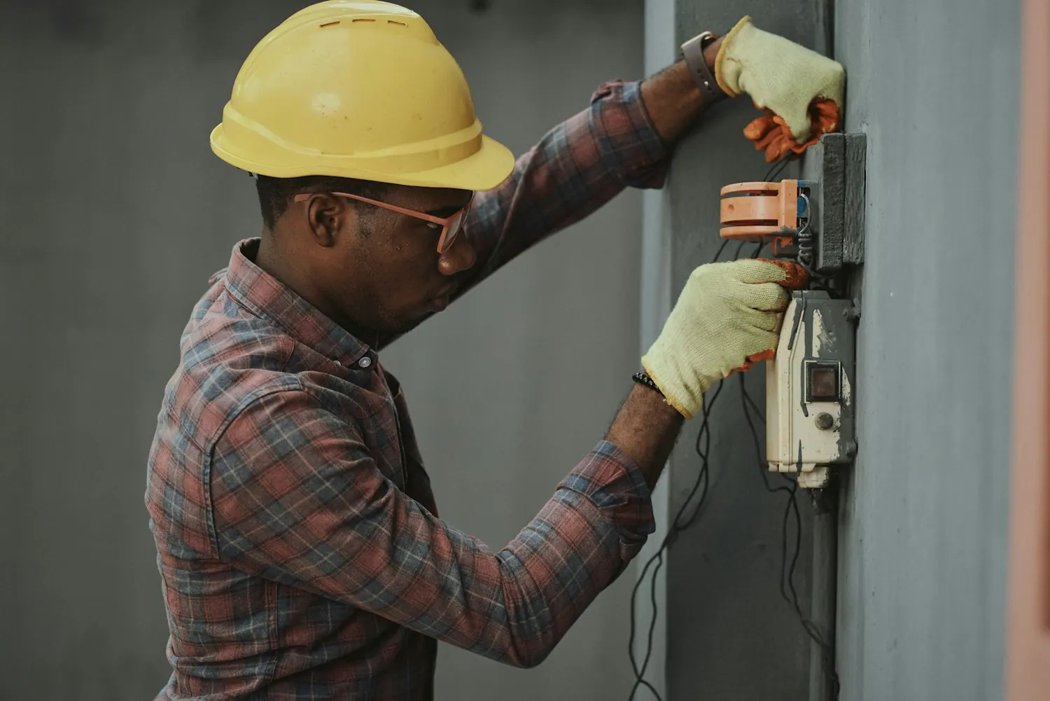 Artisan plombier intervenant sur une installation sanitaire